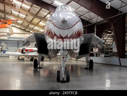 Un F-14 Tomcat con denti di squalo dipinti sul naso al Museo dell'aria e dello spazio di Pima Foto Stock