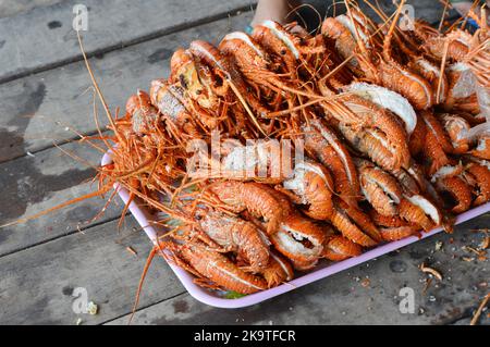 Un sacco di Losters rosso fresco catturato, bollito per servire a Binh Hung Island, Vietnam Foto Stock