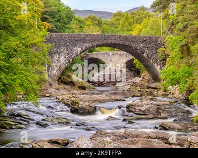 Il fiume Moriston a Invermoriston sulle rive del Loch Ness, con i vecchi e nuovi ponti stradali. Foto Stock