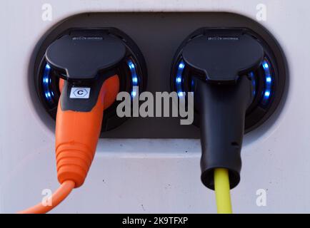 Berlino, Germania. 28th Ott 2022. La stazione di ricarica per le auto elettriche. Credit: Soeren Stache/dpa/Alamy Live News Foto Stock