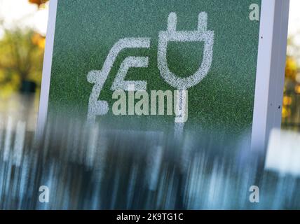 Berlino, Germania. 28th Ott 2022. La stazione di ricarica per le auto elettriche. Credit: Soeren Stache/dpa/Alamy Live News Foto Stock