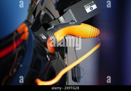 Berlino, Germania. 28th Ott 2022. Un'auto elettrica è in carica. Credit: Soeren Stache/dpa/Alamy Live News Foto Stock