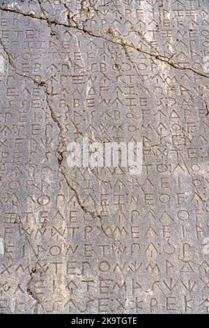 Antico testo greco antico e iscrizioni sulla parete di pietra del tempio. Cultura greca antica, alfabeto e scrittura, concetto di storia. Foto di alta qualità Foto Stock
