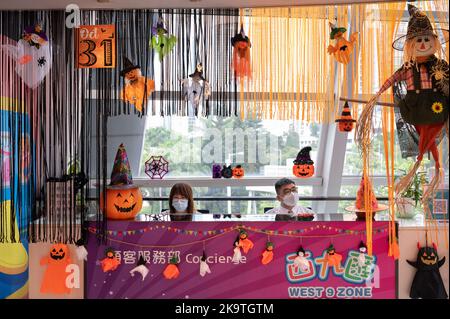 Hong Kong, Cina. 30th Ott 2022. Un banco informazioni decorato con ornamenti di Halloween visti in un centro commerciale di Hong Kong. Credit: SOPA Images Limited/Alamy Live News Foto Stock