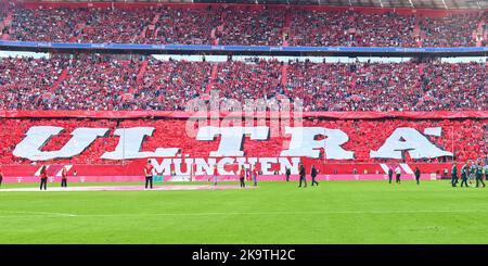 Germania. 29th Ott 2022. FCB tifosi coreografia nella partita FC BAYERN München - 1. FSV MAINZ 05 6-2 1.German Football League il 29 ottobre 2022 a Monaco di Baviera, Germania. Stagione 2022/2023, giorno 12, 1.Bundesliga, FCB, München, 12.Spieltag © Peter Schatz / Alamy Live News - LE NORMATIVE DFL VIETANO QUALSIASI USO DELLE FOTOGRAFIE come SEQUENZE DI IMMAGINI e/o QUASI-VIDEO - Credit: Peter Schatz/Alamy Live News Foto Stock