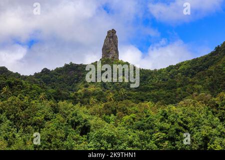 The Needle, o te Rua Manga, una formazione rocciosa caratteristica alta nelle montagne di Rarotonga, Isole Cook Foto Stock