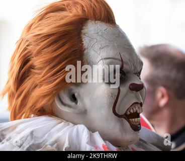 La terrificante folla di Halloween arriva fuori dal famoso molo di Eastbourne per ballare per divertire, sorprendere e un po' spaventato turisti e passanti Foto Stock