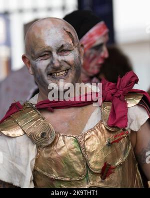 La terrificante folla di Halloween arriva fuori dal famoso molo di Eastbourne per ballare per divertire, sorprendere e un po' spaventato turisti e passanti Foto Stock