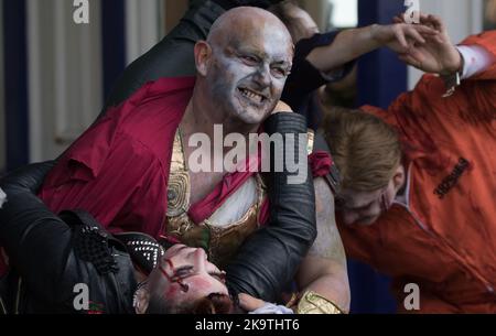 La terrificante folla di Halloween arriva fuori dal famoso molo di Eastbourne per ballare per divertire, sorprendere e un po' spaventato turisti e passanti Foto Stock