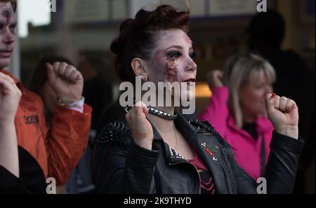 La terrificante folla di Halloween arriva fuori dal famoso molo di Eastbourne per ballare per divertire, sorprendere e un po' spaventato turisti e passanti Foto Stock