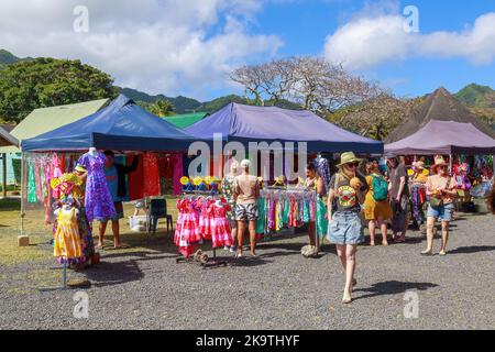 Bancarelle di abbigliamento al mercato Punanga Nui, un mercato di prodotti, souvenir e artigianato sull'isola di Rarotonga, Isole Cook Foto Stock