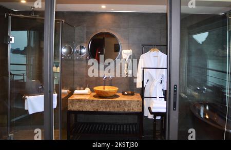 Bagno allestito in un hotel di lusso a ha Long, Vietnam Foto Stock