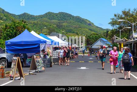 Bancarelle al mercato Punanga Nui, un mercato di prodotti, abbigliamento e artigianato ad Avarua, la città principale di Rarotonga, Isole Cook Foto Stock