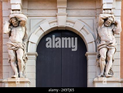 Bologna, Italia: Statue degli Atlantici con balcone, Museo Atlante di Davia Bargellini Foto Stock