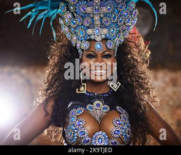Questa regina di samba è pronta a fare festa tutta la notte. Ritratto di un ballerino di samba che si esibisce in un carnevale. Foto Stock