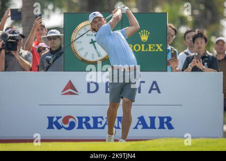 CHONBURI, THAILANDIA - 30 OTTOBRE: Harrison Crowe of Australia sulla buca 18 durante l'ultimo round del Campionato Amateur Asia-Pacifico 2022 all'Amata Spring Country Club il 30 ottobre 2022 a CHONBURI, THAILANDIA (Foto di Peter van der Klooster/Alamy Live News) Credit: peter Van der Klooster/Alamy Live News Foto Stock