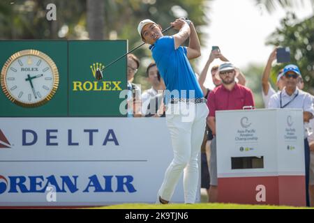 CHONBURI, THAILANDIA - 30 OTTOBRE: Bo Jin della Cina sulla buca 18 durante il round finale al Campionato Amateur Asia-Pacifico 2022 all'Amata Spring Country Club il 30 ottobre 2022 a CHONBURI, THAILANDIA (Foto di Peter van der Klooster/Alamy Live News) Credit: peter Van der Klooster/Alamy Live News Foto Stock