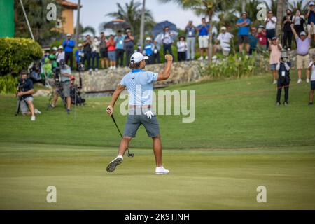 CHONBURI, THAILANDIA - 30 OTTOBRE: Harrison Crowe of Australia festeggia la sua vittoria sul buco 18 durante l'ultimo round del Campionato Amateur Asia-Pacifico 2022 presso l'Amata Spring Country Club il 30 ottobre 2022 a CHONBURI, THAILANDIA (Foto di Peter van der Klooster/Alamy Live News) Credit: peter Van der Klooster/Alamy Live News Foto Stock