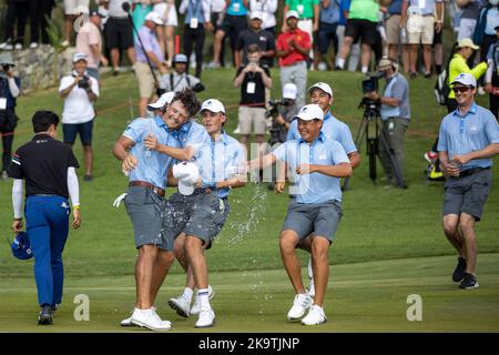 CHONBURI, THAILANDIA - 30 OTTOBRE: Harrison Crowe of Australia festeggia la sua vittoria con i suoi compagni australiani sulla buca 18 durante l'ultimo round del campionato amatoriale Asia-Pacifico 2022 presso l'Amata Spring Country Club il 30 ottobre 2022 a CHONBURI, THAILANDIA (Foto di Peter van der Klooster/Alamy Live News) Credit: peter Van der Klooster/Alamy Live News Foto Stock