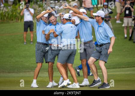 CHONBURI, THAILANDIA - 30 OTTOBRE: Harrison Crowe of Australia festeggia la sua vittoria con i suoi compagni australiani sulla buca 18 durante l'ultimo round del campionato amatoriale Asia-Pacifico 2022 presso l'Amata Spring Country Club il 30 ottobre 2022 a CHONBURI, THAILANDIA (Foto di Peter van der Klooster/Alamy Live News) Credit: peter Van der Klooster/Alamy Live News Foto Stock