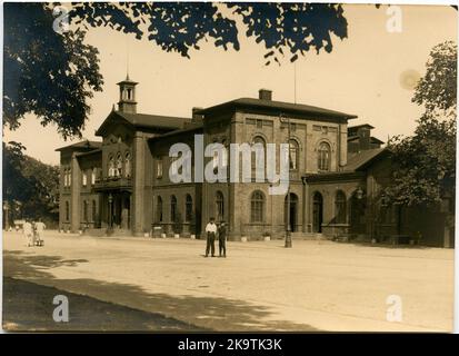 La casa stazione costruita nel 1865 dall'architetto di L & HJ Stationshuset: C Adelsköld. Stazione della classe 1st. La stazione aveva una pista nel 1865 a circa 1940. Con contrassegno K 1986. Casa stazione a due piani in mattoni. Nel 1942, i locali sono stati invertiti e modernizzati. Ingranaggi elettrici. Foto Stock