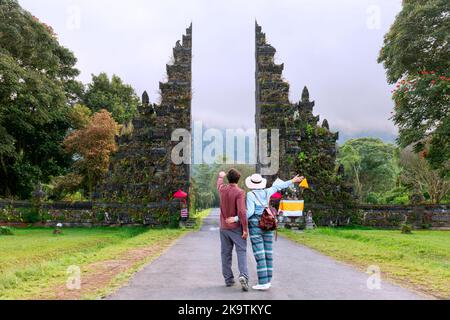 Coppia di viaggiatori a Handara cancello in Bali - Indonesia - due turisti di esplorare Bali i punti di riferimento Foto Stock