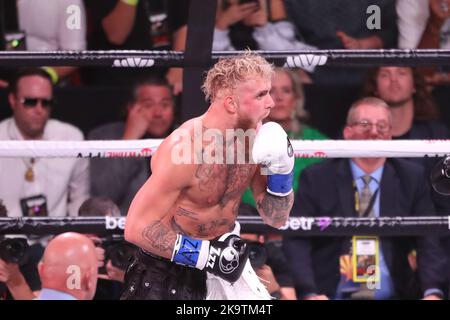 Glendale, Arizona, Stati Uniti. 29th Ott 2022. GLENDALE, AZ - 29 OTTOBRE: Jake Paul e Anderson Silva si incontrano nel ring di boxe per il loro incontro di pesi da crociera all'evento PPV Paul vs Silva di Showtime presso la Desert Diamond Arena il 29 ottobre 2022 a Glendale, Arizona, Stati Uniti. (Credit Image: © Alejandro Salazar/PX Imagens via ZUMA Press Wire) Credit: ZUMA Press, Inc./Alamy Live News Foto Stock