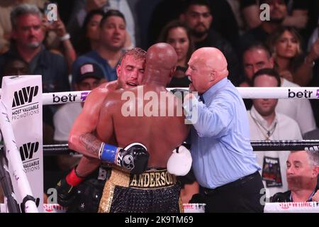 Glendale, Arizona, Stati Uniti. 29th Ott 2022. GLENDALE, AZ - 29 OTTOBRE: Jake Paul e Anderson Silva si incontrano nel ring di boxe per il loro incontro di pesi da crociera all'evento PPV Paul vs Silva di Showtime presso la Desert Diamond Arena il 29 ottobre 2022 a Glendale, Arizona, Stati Uniti. (Credit Image: © Alejandro Salazar/PX Imagens via ZUMA Press Wire) Credit: ZUMA Press, Inc./Alamy Live News Foto Stock