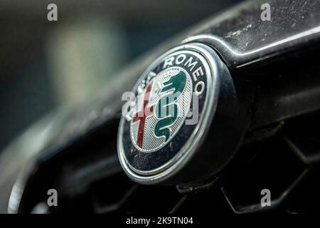 Milano, Italia 29 ottobre 2022: Emblema Alfa romeo dettaglio sul cofano Foto Stock