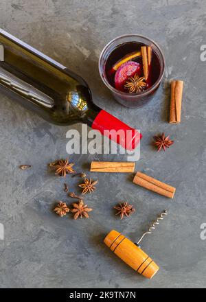 VIN brulé per giornate fredde. Perfetto sfondo per bevande invernali con spazio per le copie Foto Stock