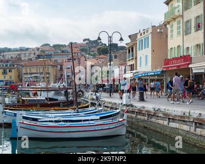 Cassis, Francia - 18th 2022 maggio: Vecchie barche da pesca ormeggiate al lungomare del centro del villaggio Foto Stock