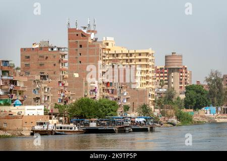 Edifici domestici lungo le rive del fiume Nilo, Egitto, Africa Foto Stock