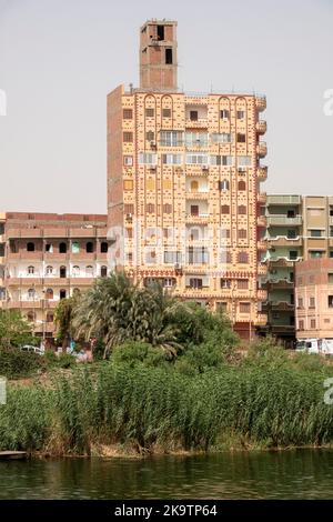 Edifici domestici lungo le rive del fiume Nilo, Egitto, Africa Foto Stock