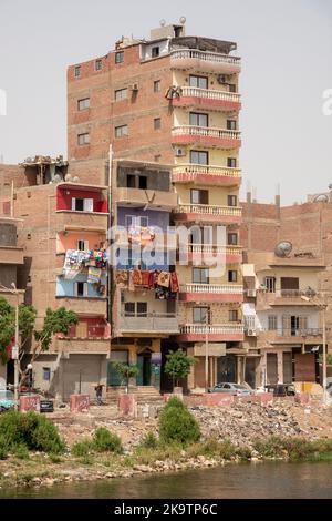 Edifici domestici lungo le rive del fiume Nilo, Egitto, Africa Foto Stock