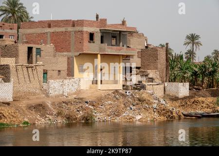 Edifici domestici lungo le rive del fiume Nilo, Egitto, Africa Foto Stock