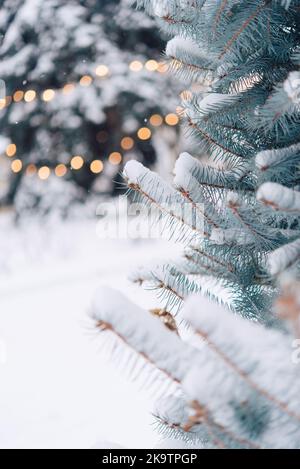 Primo piano dell'albero di Natale con luce, fiocco di neve. Natale e Capodanno sfondo vacanza. Foto Stock