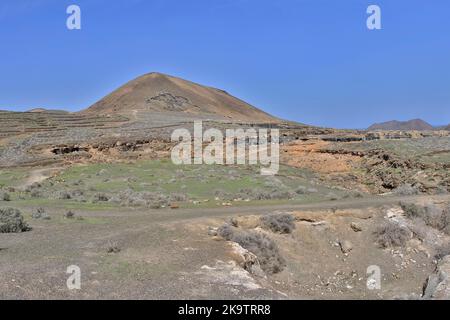 Paesaggio roccioso intorno al vulcano Montana de Guenia, Città stratificata, Lanzarote, Isole Canarie, Spagna Foto Stock