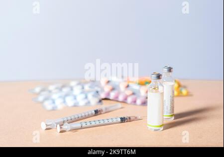 Medicinali, pillole e siringhe su sfondo isolato. Primo piano di varietà di farmaci su sfondo bianco, concetto di dipendenza da farmaci e. Foto Stock