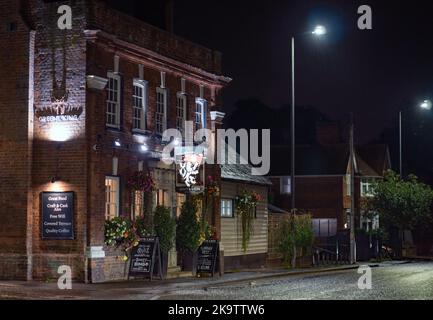 Il White Lion Pub su Cambridge Road, Sawbridgeworth, in una serata piovente Foto Stock