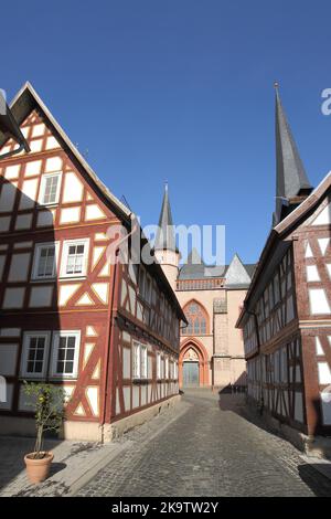 Case a graticcio e Chiesa gotica di nostra Signora, Schotten, Vogelsberg, Assia, Germania Foto Stock