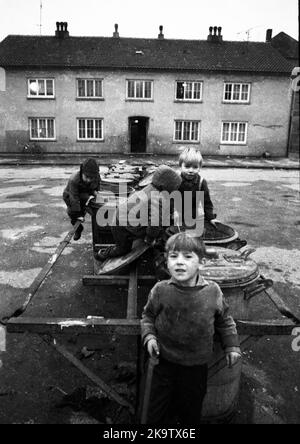 La vita, la povertà e la ricchezza dei bambini in un rifugio senza casa su 13. 12. 1971 nel periodo pre-natalizio a Essen, Germania Foto Stock
