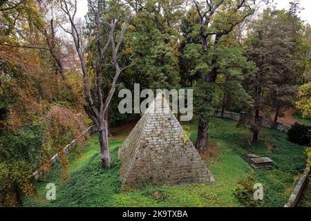 Holle, Germania. 30th Ott 2022. La piramide mausoleo del conte Ernst zu Münster del 1839 si trova tra alberi autunnali sul Laves Culture Trail nel quartiere di Hildesheim. La tomba fu progettata da Georg Ludwig Friedrich Laves, architetto del Regno di Hannover, come una piramide scoscesa egiziana. (Girato con un drone) Credit: Swen Pförtner/dpa/Alamy Live News Foto Stock