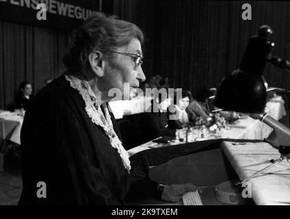 Il 10 ottobre 1971, il movimento per la pace delle donne della Germania occidentale (WFFB) ha celebrato il suo 20th° anniversario a Dortmund. Dr. Klara Maria Fassbinder Foto Stock