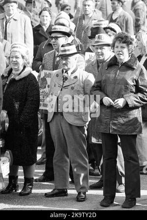 Diverse centinaia di cittadini di Norimberga (Germania) hanno protestato contro un'area di addestramento delle truppe statunitensi nella foresta del Reichswald a Bonn il 14 marzo 1973 Foto Stock