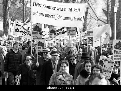 Diverse centinaia di cittadini di Norimberga (Germania) hanno protestato contro un'area di addestramento delle truppe statunitensi nella foresta del Reichswald a Bonn il 14 marzo 1973 Foto Stock