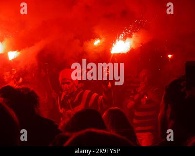 I contrabbandieri della Cliffe Bonfire Society illuminati da fiaccolata alle celebrazioni di Lewes Bonfire del 2014 Foto Stock