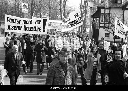 Diverse centinaia di cittadini di Norimberga (Germania) hanno protestato contro un'area di addestramento delle truppe statunitensi nella foresta del Reichswald a Bonn il 14 marzo 1973 Foto Stock