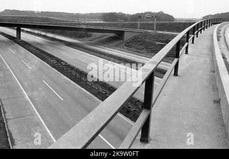 La Domenica 2nd carless su 1. 12. 1973 nella zona della Ruhr. All'incrocio di Kamen vicino a Duisburg, Germania Foto Stock