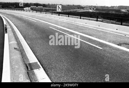 La Domenica 2nd carless su 1. 12. 1973 nella zona della Ruhr. All'incrocio di Kamen vicino a Duisburg, Germania Foto Stock