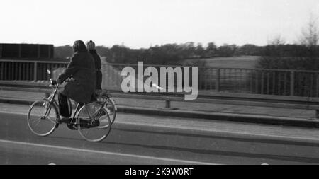 Bambini, escursionisti, ciclisti hanno affollato l'autostrada all'incrocio di Kamen il 9 dicembre 1973, la 3rd ° Domenica senza carless a causa della crisi petrolifera. Il Foto Stock